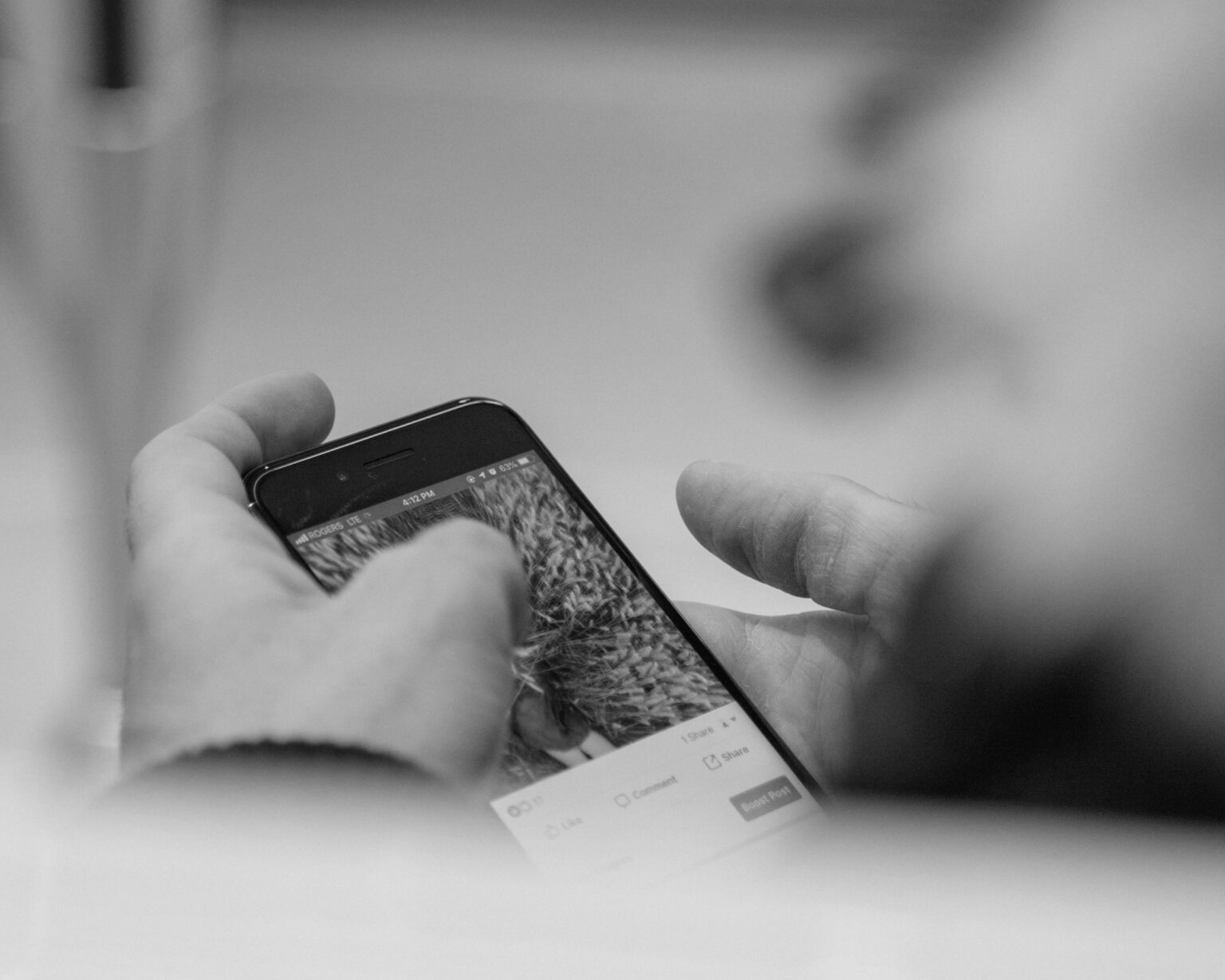 Person looking at an article on a mobile phone
